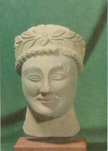 Голова юноши в венке из листьев. 510-500 годы до н.э. Известняк. Из Левконикона, область Фамагуста (Никозия, Кипрский музей)